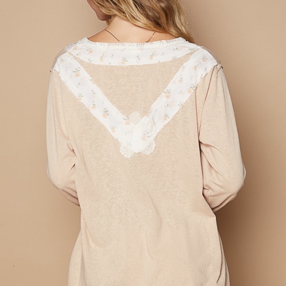 Pol Clothing Tan Lace Flower Patch Relaxed Fit Long Sleeve V Neck Top Size S-L - Picture 6 of 6